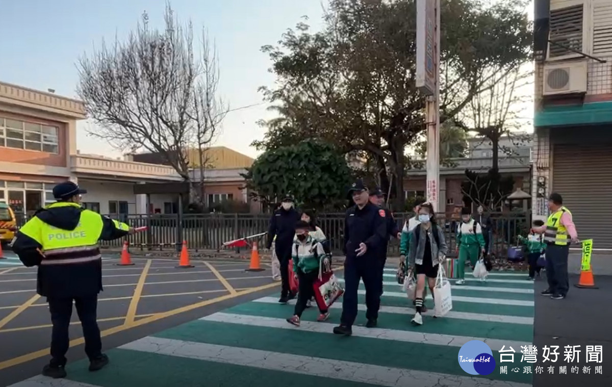 開學首日守護學童安全，彰化縣警察局鹿港分局啟動護童專案。圖／彰化縣警局提供