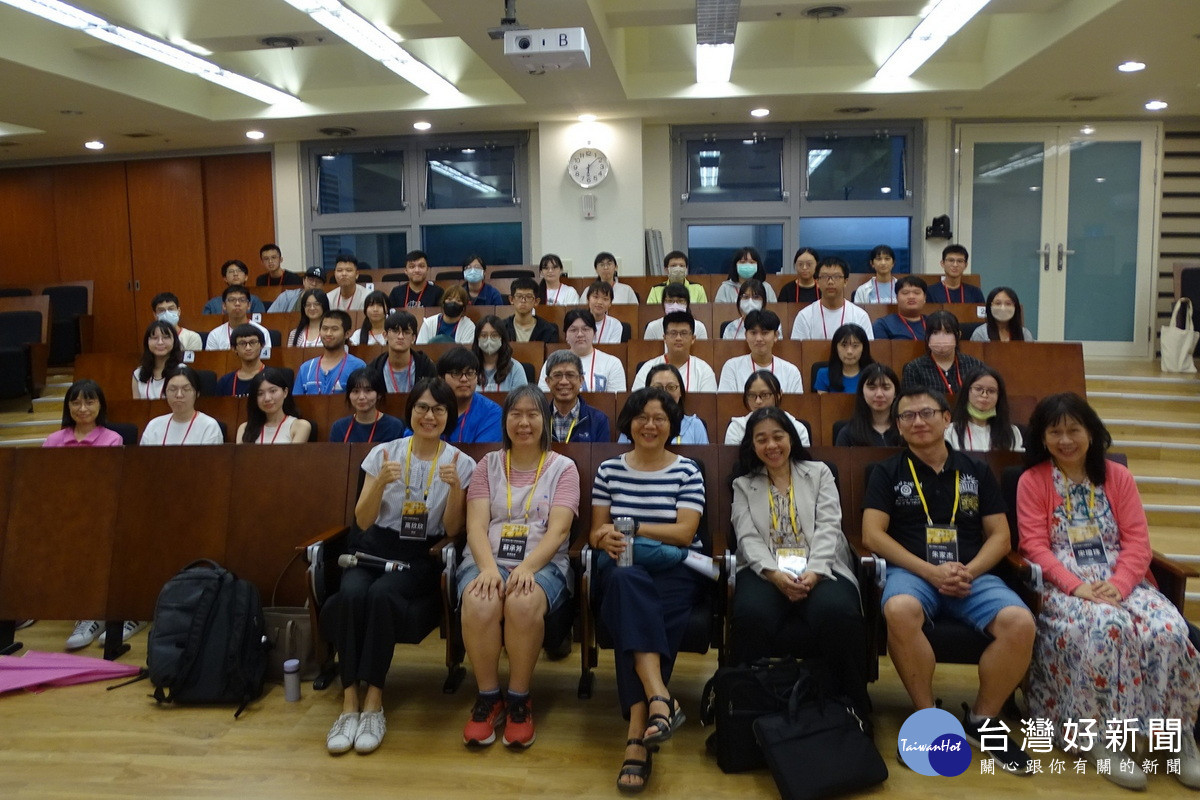 高欣欣（前排左1）致力推廣數學普及教育，藉由「大專生數學營」等活動，帶領青年學子看見數學的多元應用。