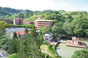 明台高中校園如詩如畫。林重鎣