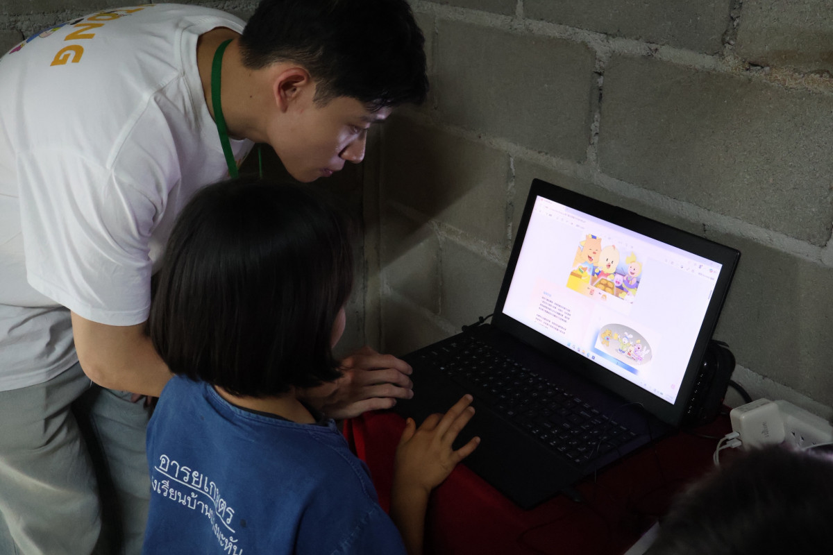 志工指導漢光學童使用電子