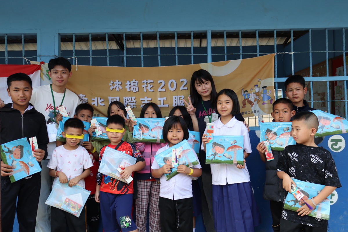 志工與漢光國小小朋友合影