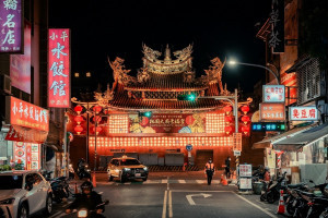 「2026桃園燈會」璀璨登場-大廟口派出所-Art Lighting II共創燈籠。