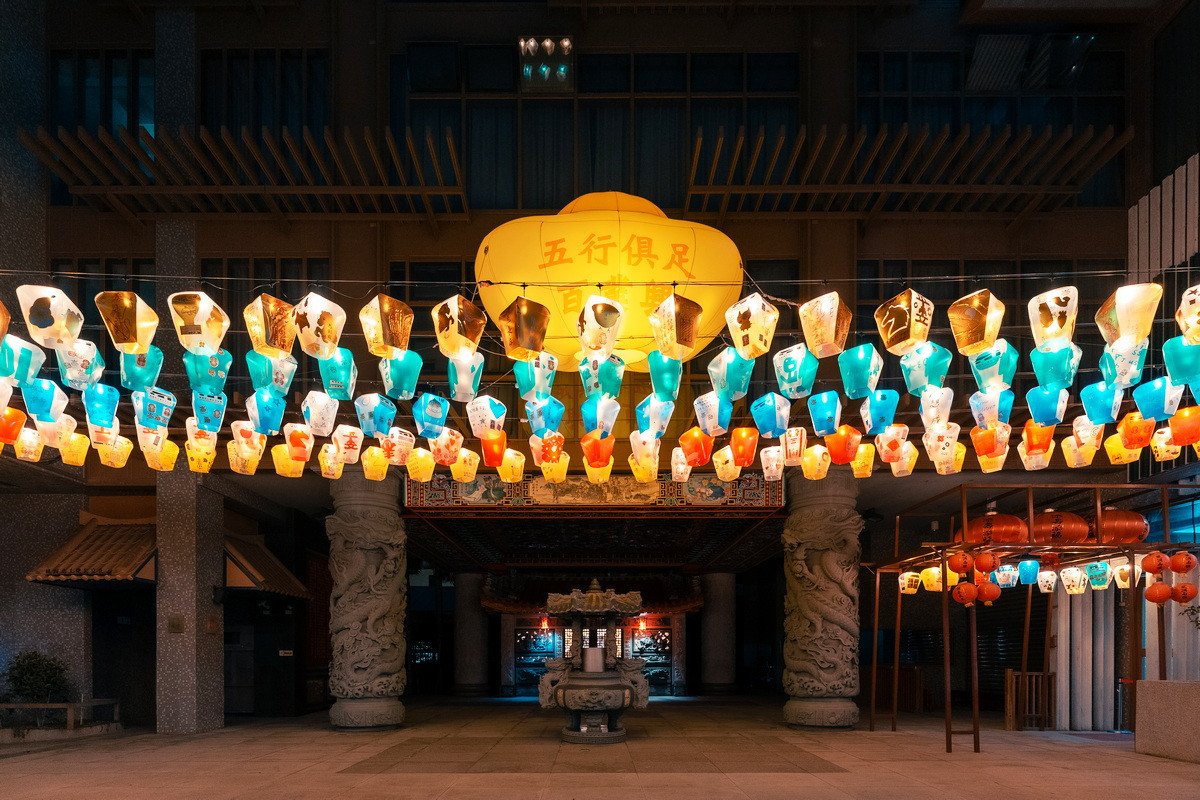 「2026桃園燈會」璀璨登場-桃園市土地公文化館-Art Lighting II共創元寶燈飾。<br />