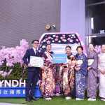 櫻花女王於日月潭纜車站「櫻花女王號」親筆簽名見證。（九族文化村提供）