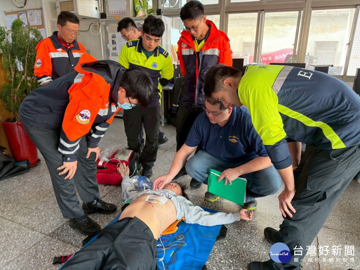 王大維醫師操作AED貼片的VC貼法。