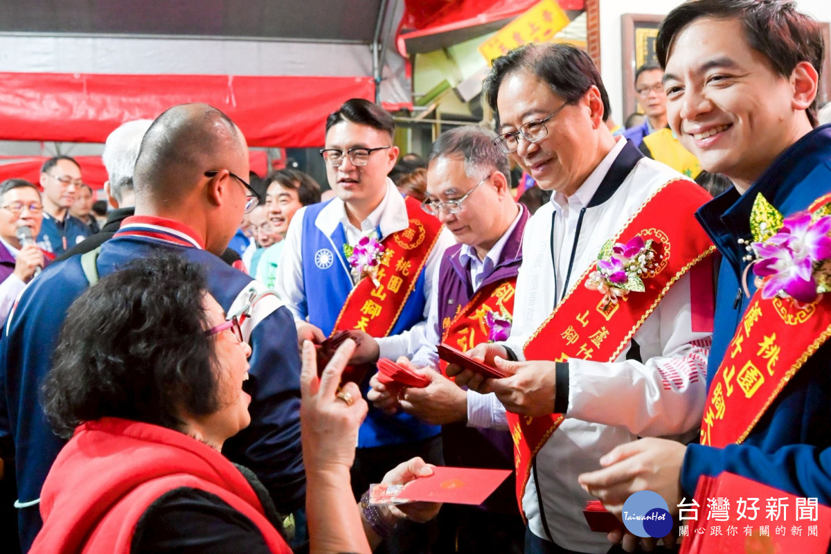 張市長於蘆竹山腳天公廟發送福袋。