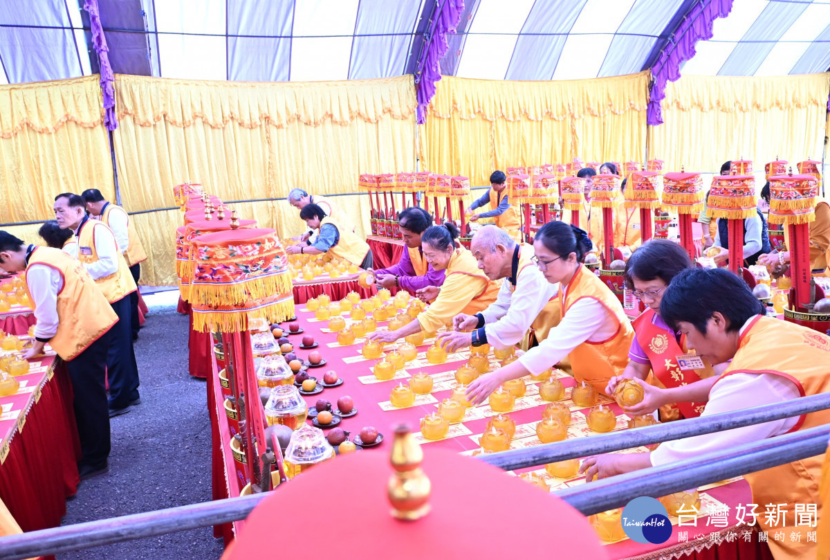「天官賜福陰陽兩利大法會」鹿港登場，祈願國泰民安、百業興隆。圖／彰化縣政府提供