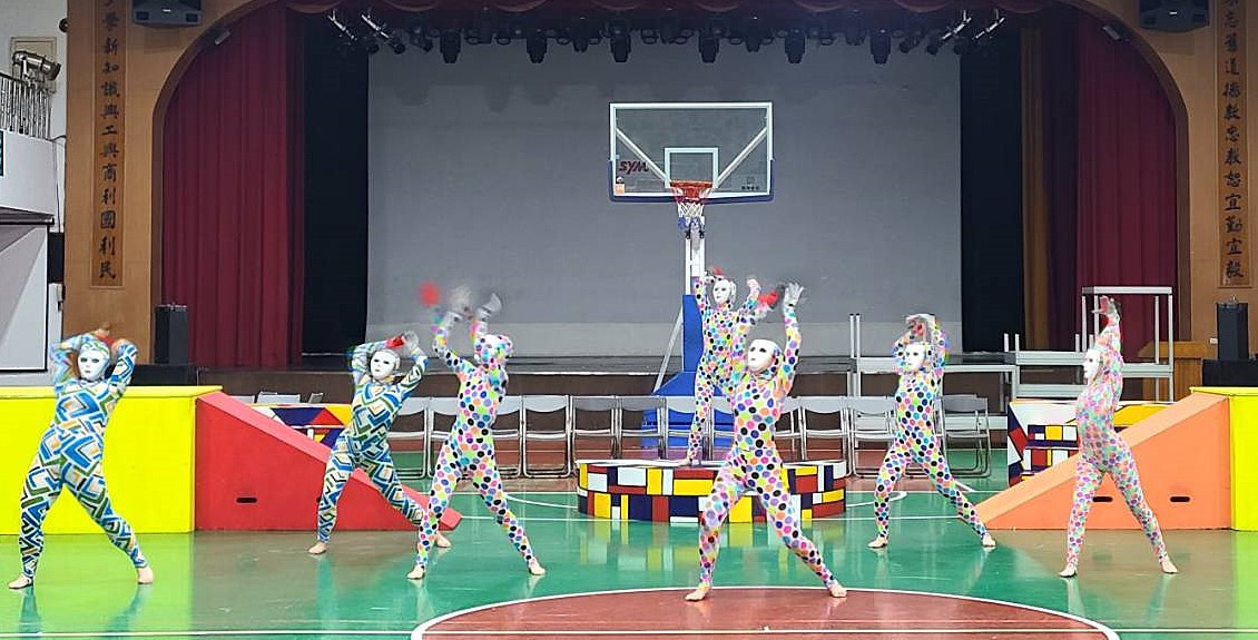 《維多利亞 VICTORIA》是一場融合戲劇、音樂與舞蹈的綜合表演藝術作品。