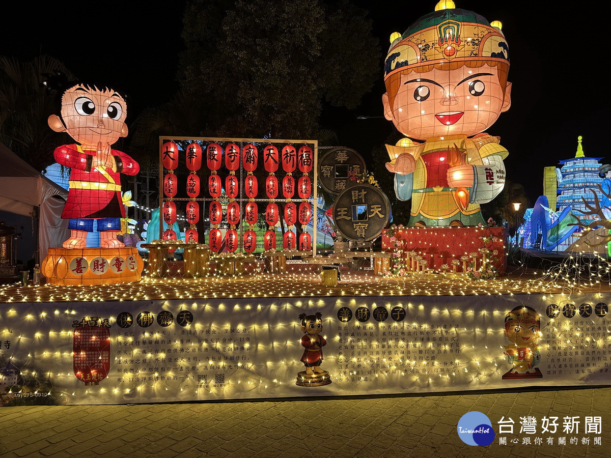 大華嚴寺展財寶天王與善財童子。(記者扶小萍攝)<br />