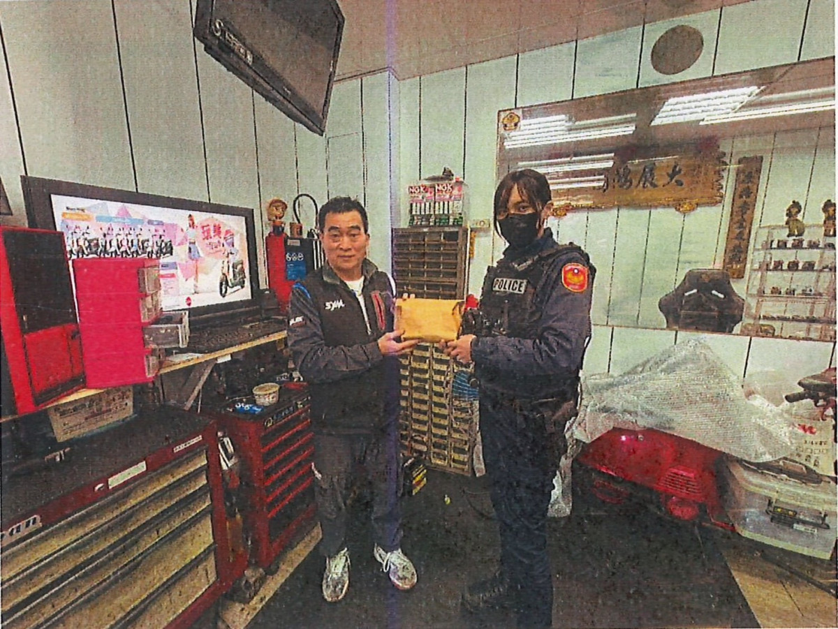 於春節期間協助民眾護鈔加強巡守金融機構周邊。