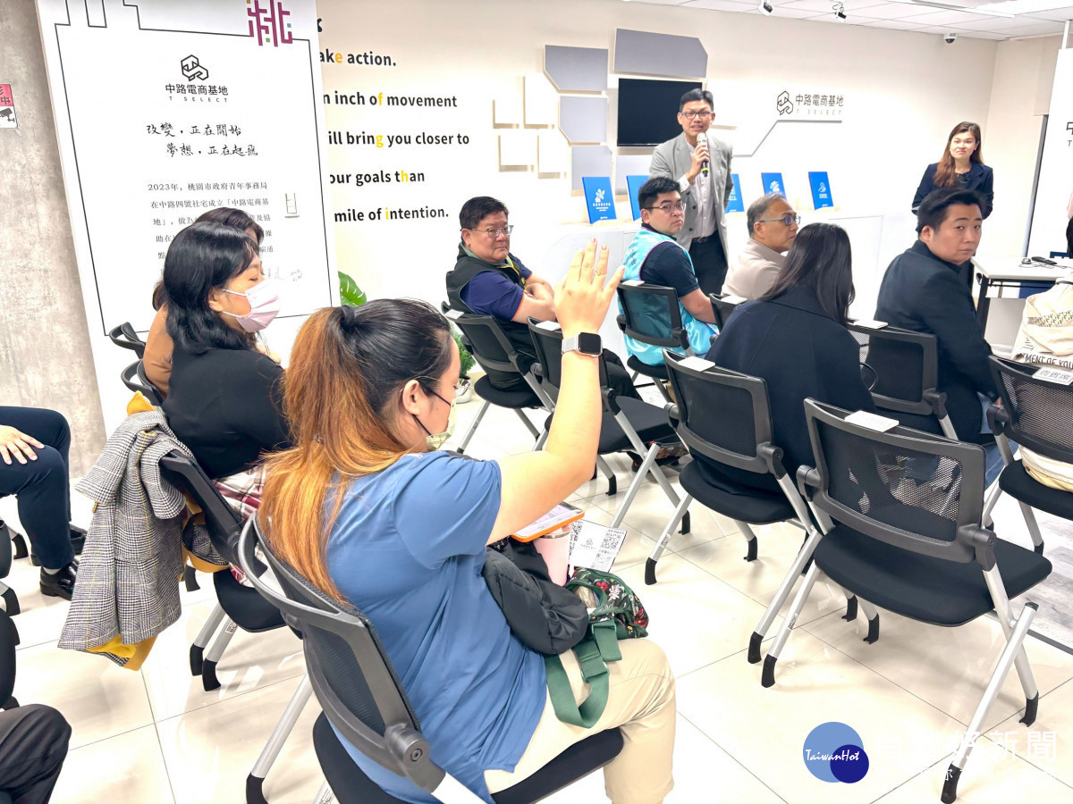 現場民眾踴躍提問申請中路電商會員。