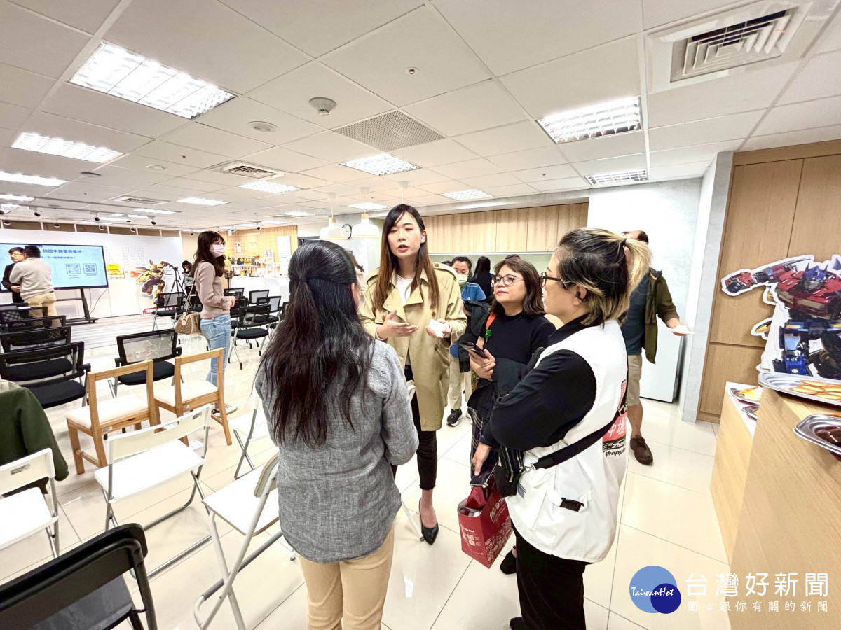 現場民眾與中路電商交流，如何申請中路電商會員。