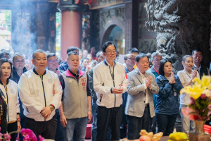 張市長於玉元宮參香。