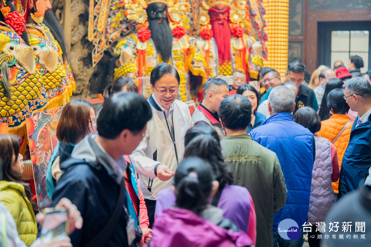 張市長於玉元宮發福袋。