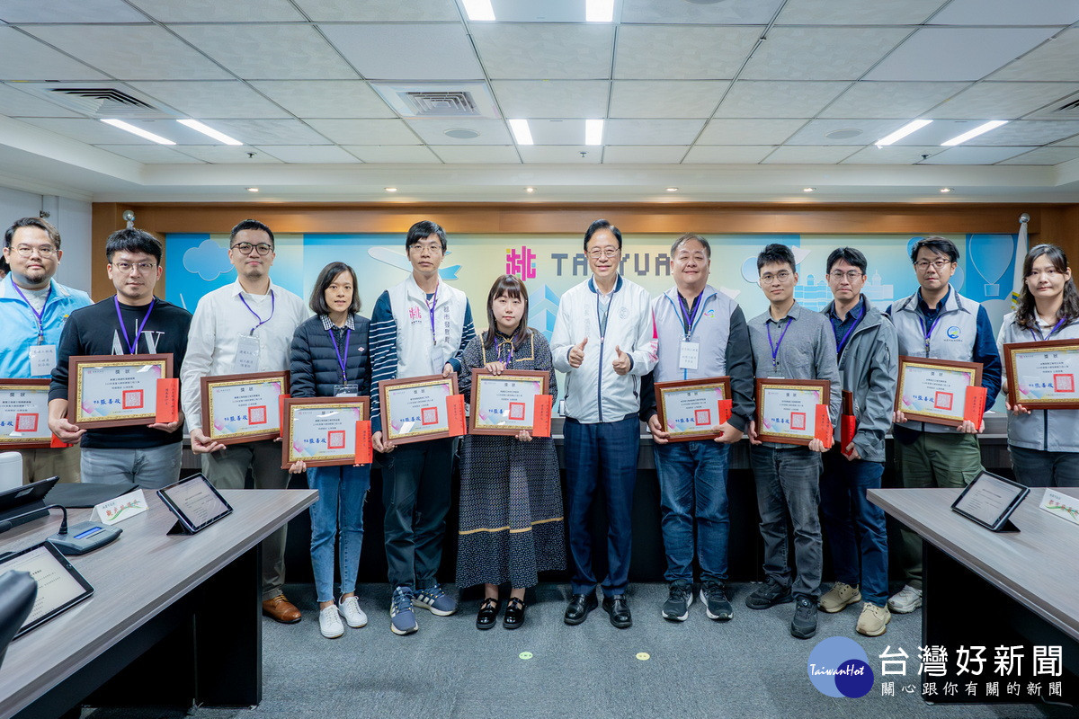 桃園市長張善政頒獎表揚「114年度績優工程人員」。