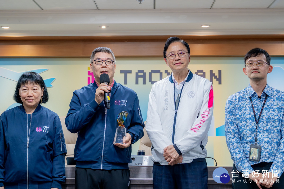 桃市府勞動局長李賢祥於市政會議中獻獎。