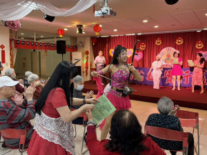 如實行益會為榮家住民長輩安排精采的藝文饗宴。