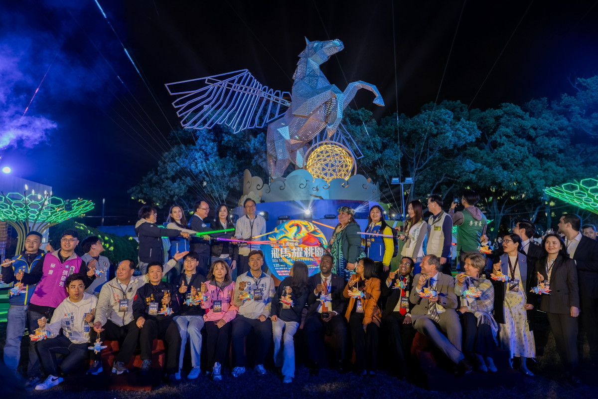 桃園市長張善政於桃園區虎頭山創新園區，與貴賓一同出席「2026桃園燈會-飛馬耀桃園」開燈儀式。