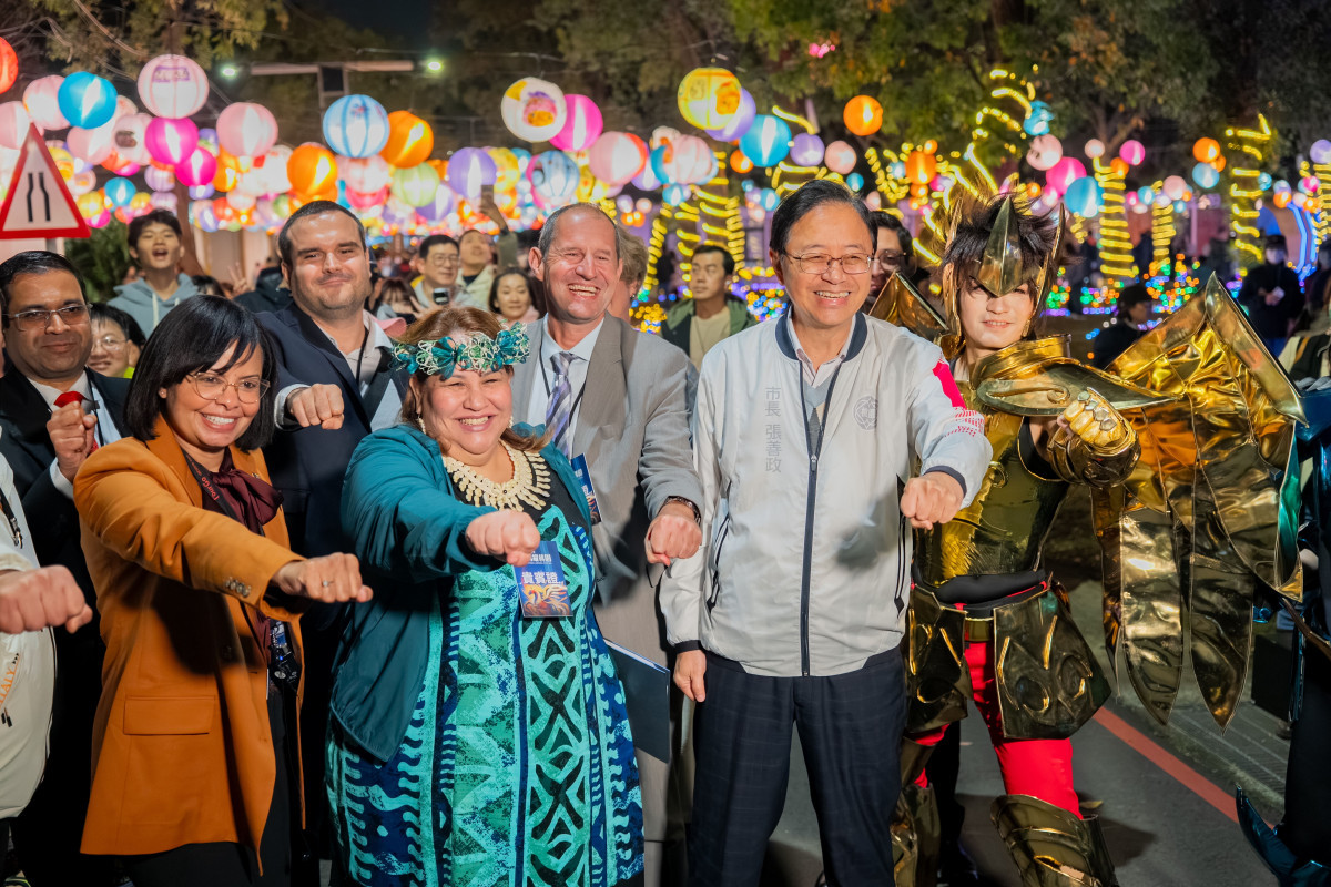 張市長與多國駐台使節及國際友人合影留念。