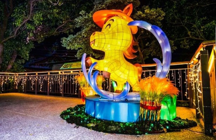 以Q版花燈小馬在稻田水波間嬉戲，象徵蘆竹田園精神中不懈向前的力量。圖/蘆竹區公所提供