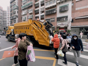 桃園市清潔隊秉持「為民服務不打烊」的精神，垃圾收運服務仍照常進行。