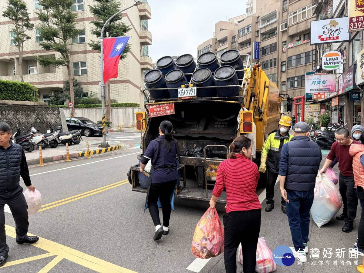 桃園市清潔隊秉持「為民服務不打烊」的精神，垃圾收運服務仍照常進行。