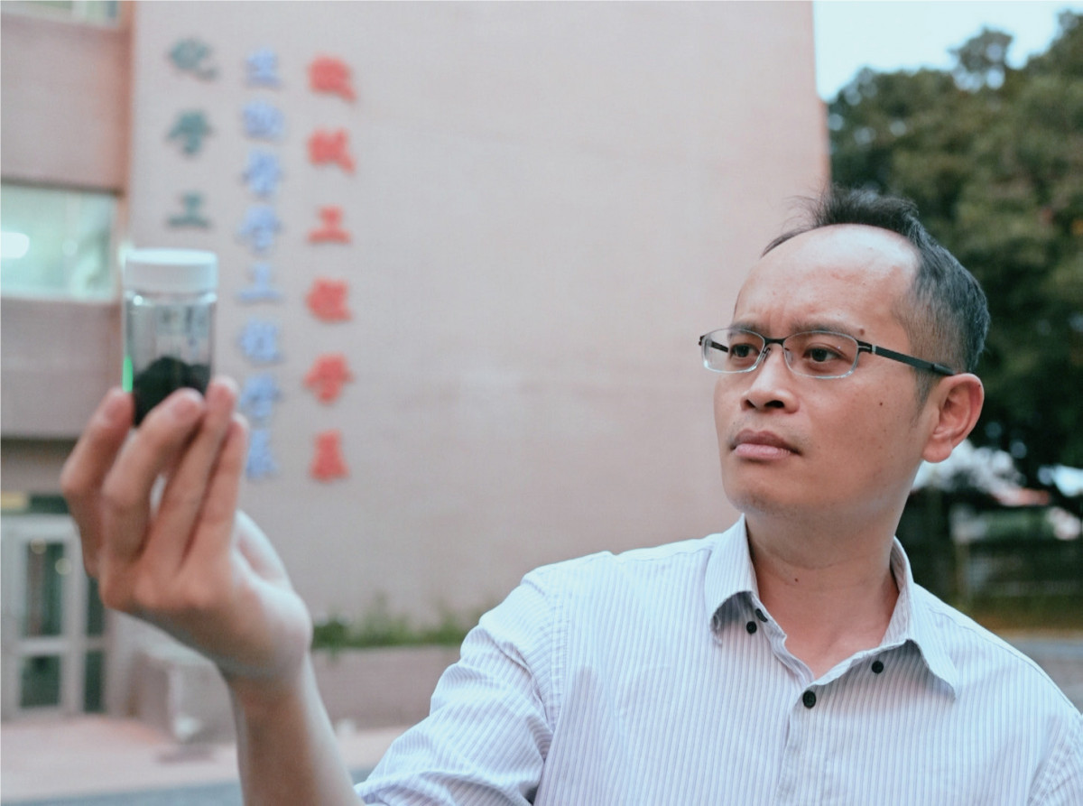 中原大學劉偉仁教授深耕能源材料研究,帶領團隊突破創新,研究成果兼具學術價值與產業應用潛力。