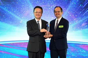 中原大學化工系劉偉仁（右）以「鋰離子電池負極材料」獲2025 iENA特別獎，該作品亦於台灣創新技術博覽會榮獲鉑金獎。