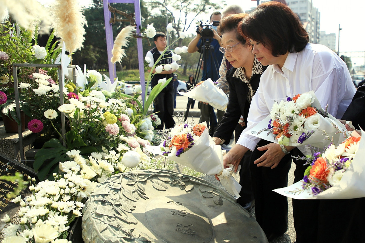 嘉義市政府今天上午在嘉義市二二八紀念碑前舉辦二二八事件79週年追思紀念儀式／嘉義市府提供