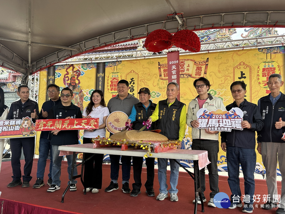 陳主委與邱副主委為擔米糕桃活動分切送信眾遊客。（記者扶小萍攝）