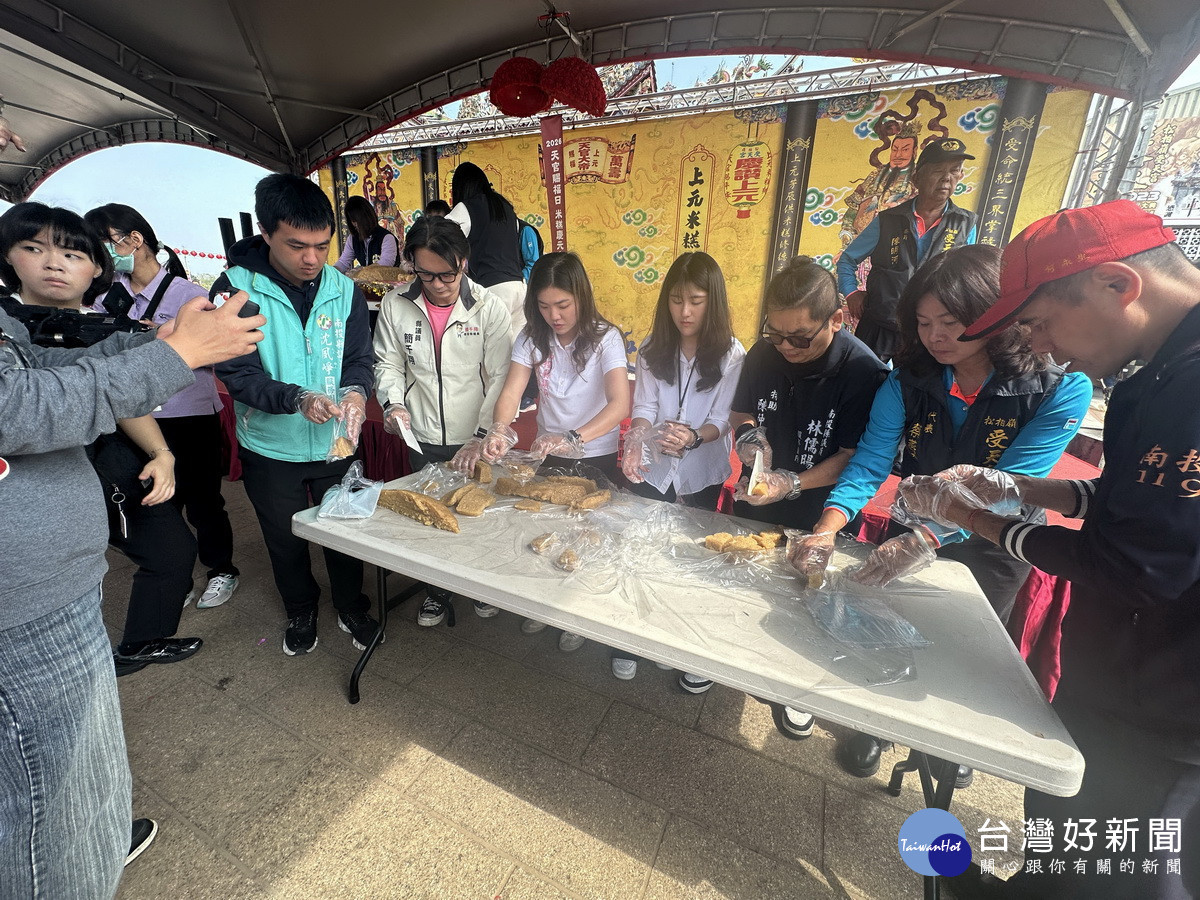 簡千翔張婉慈議員等熱心分送米糕予信眾吃平安。（記者扶小萍攝）<br />
