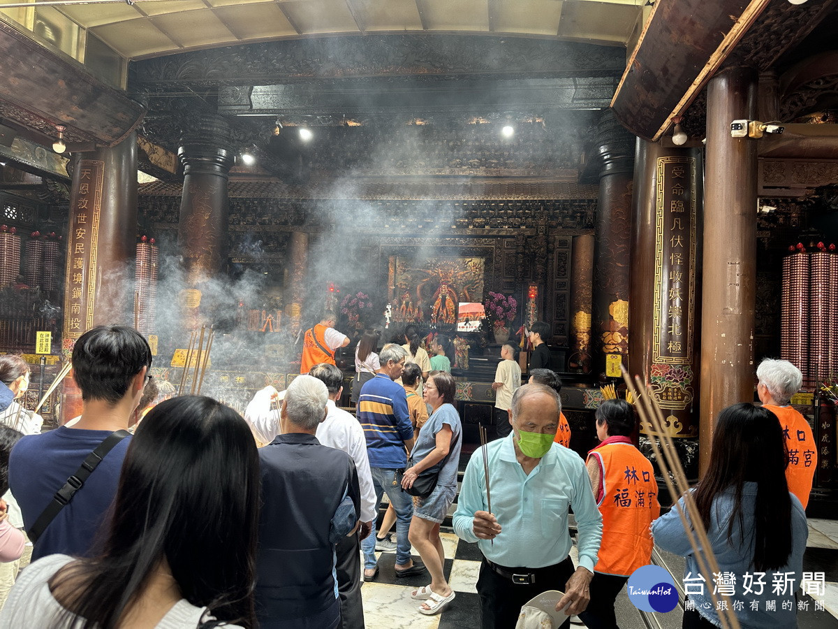 玄天上帝神威靈驗，元宵前都湧進眾多信眾香客來祈福。（記者扶小萍攝）