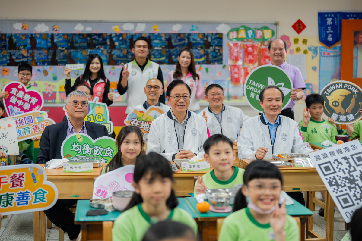 張市長親自走訪校園與學童共進午餐。