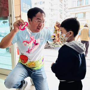 市議員謝志忠製作翹翹馬燈籠分享給民眾。