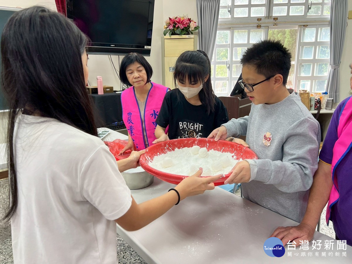 小朋友學會「搖元宵」。