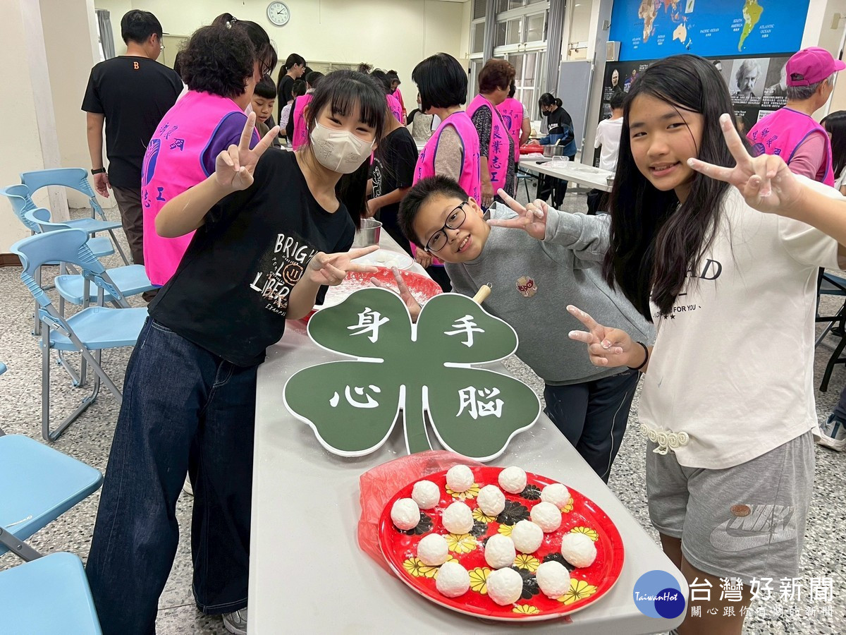 學生「做中學」製作元宵。