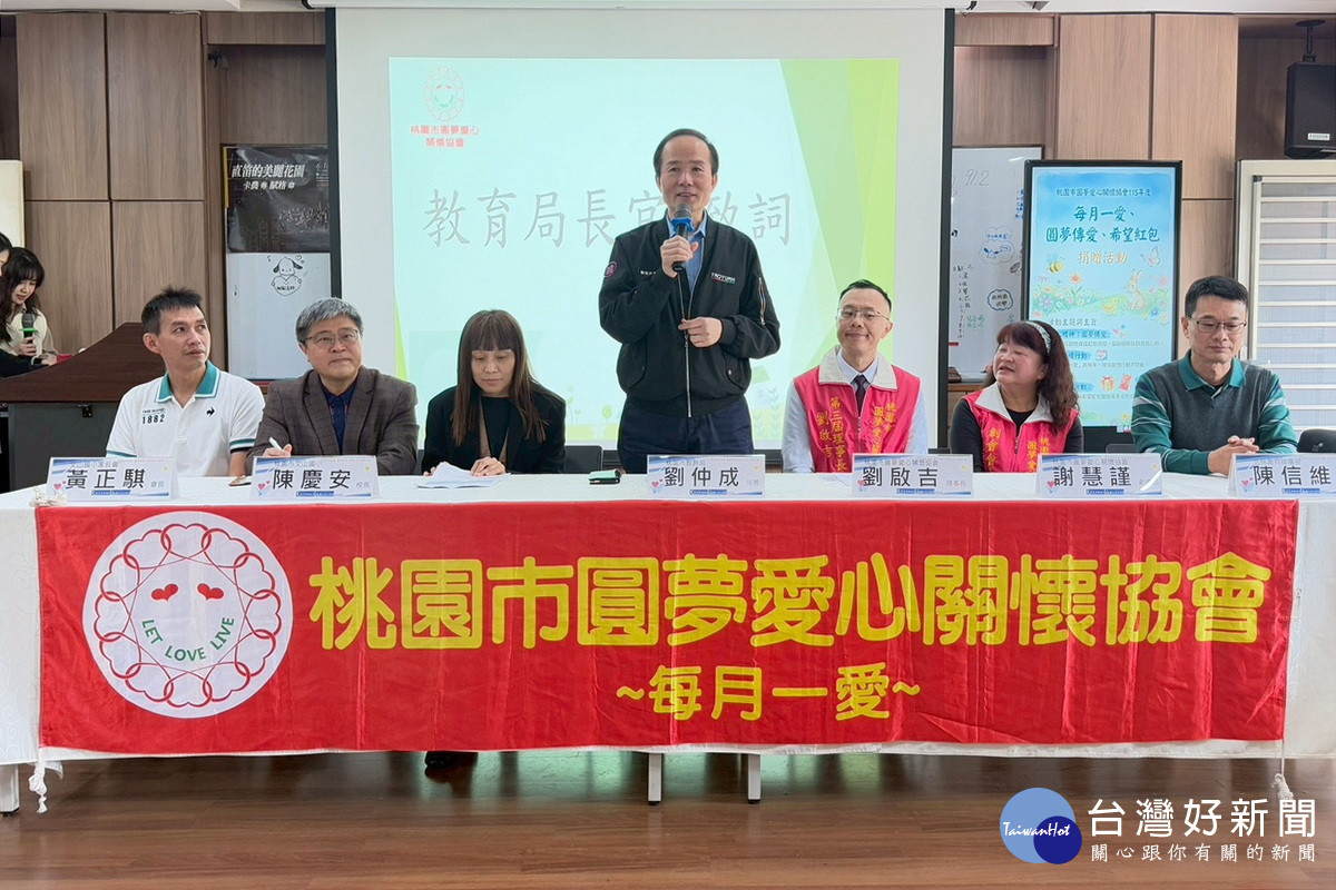 桃園市政府教育局長劉仲成於捐贈儀式中致詞。<br />
