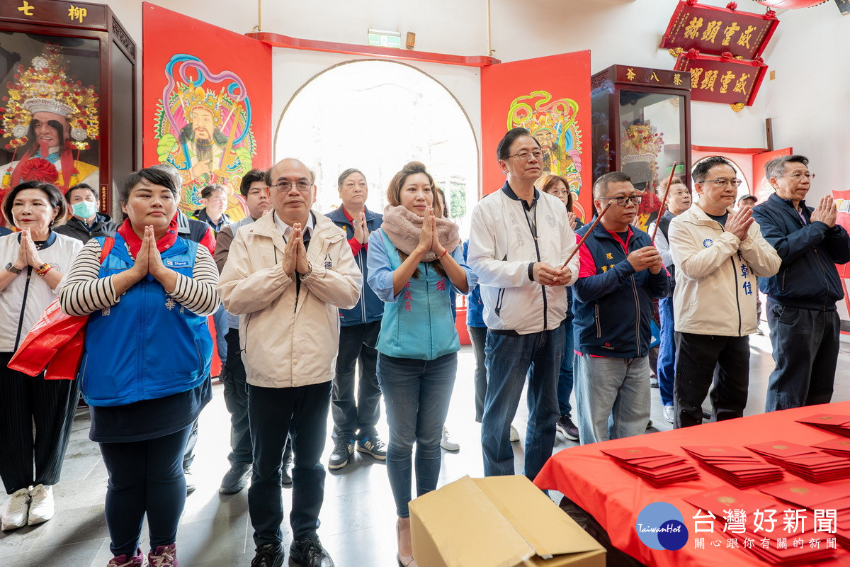 桃園市長張善政走訪八德龍山寺參香祈福。<br />
