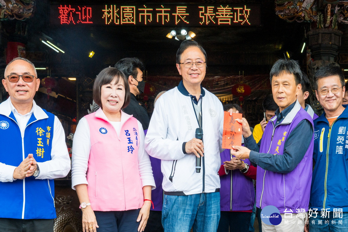 桃園市長張善政走訪龍潭南天宮參香祈福。<br />

