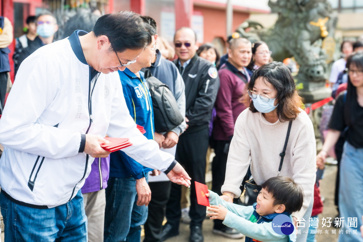 桃園市長張善政走訪宮廟參香祈福發放新春紅包。