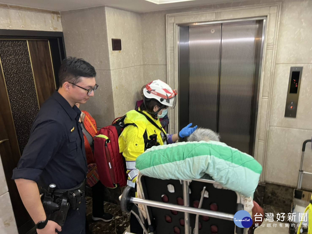 七旬嫗血壓飆臥床榻，蘆竹警積極破門挽回一命。