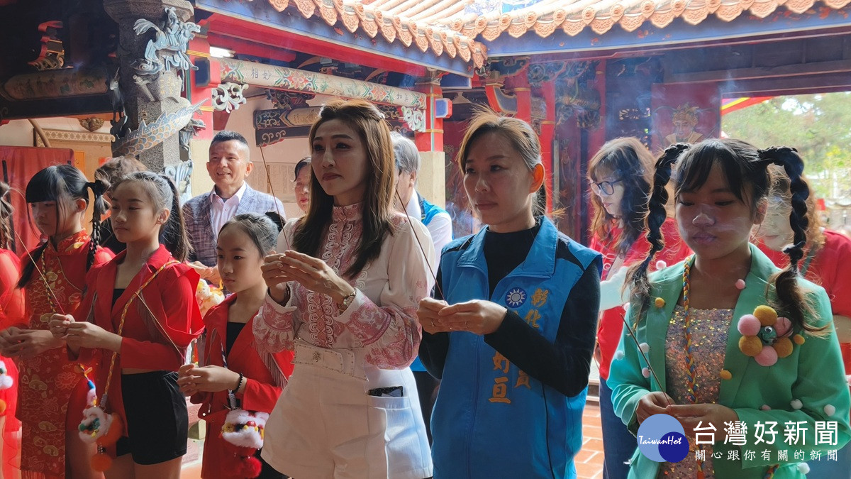 清水岩寺傳愛12載義賣家扶燈籠助學 「教唱女神」楊惠絜帶小歌手宣傳家扶燈籠