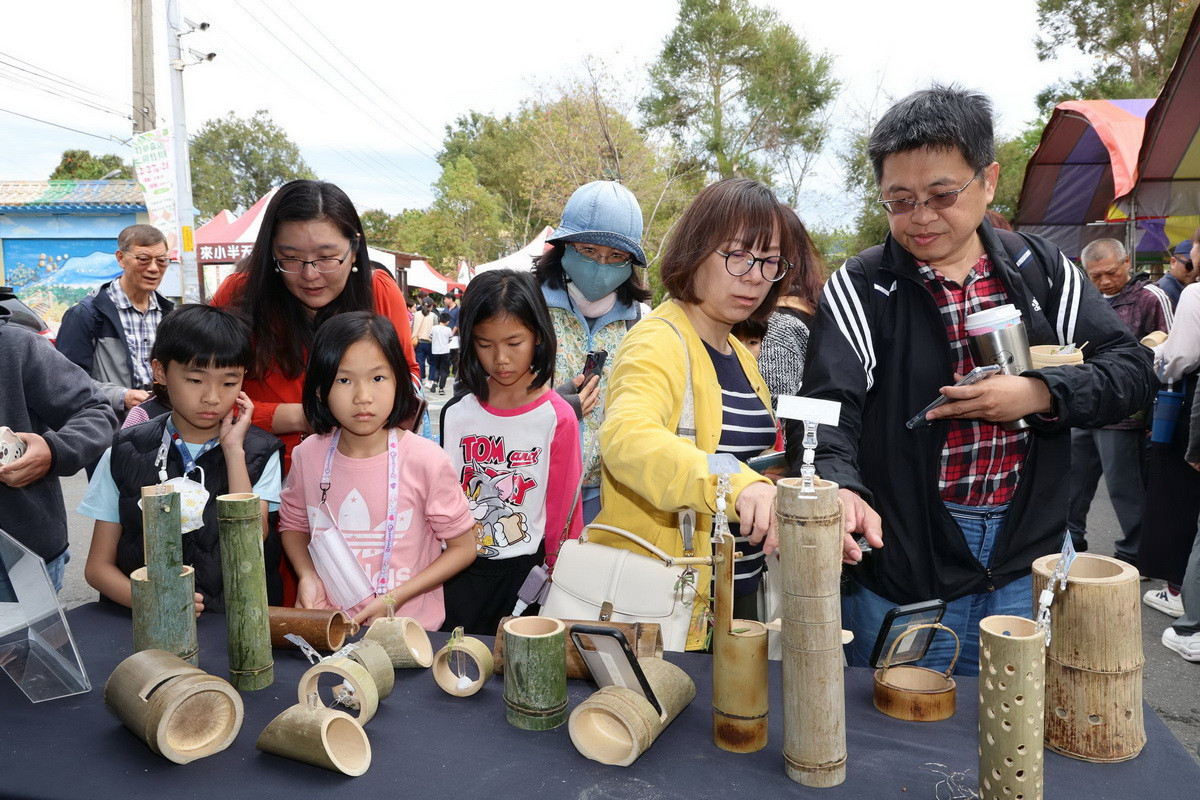 許多民眾都來欣賞竹工藝產品等。（縣府提供）