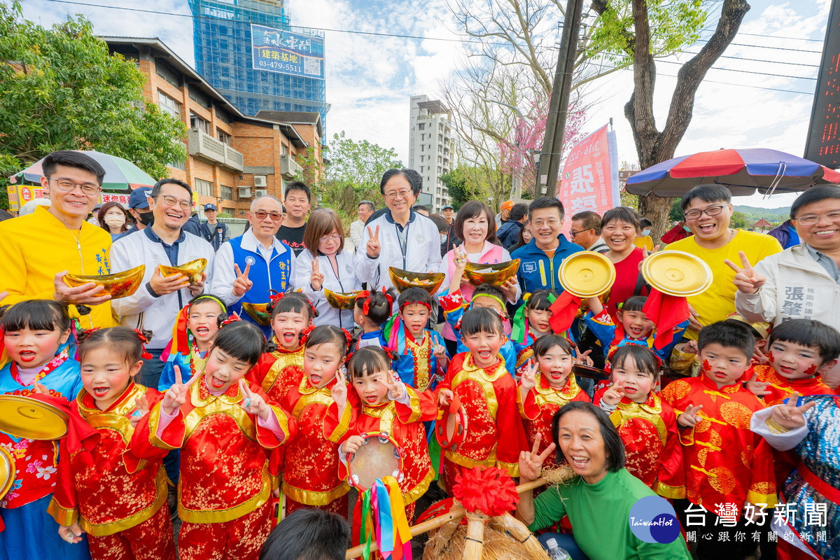 桃園市長張善政出席「2026龍潭迎古董踩街活動」。<br />