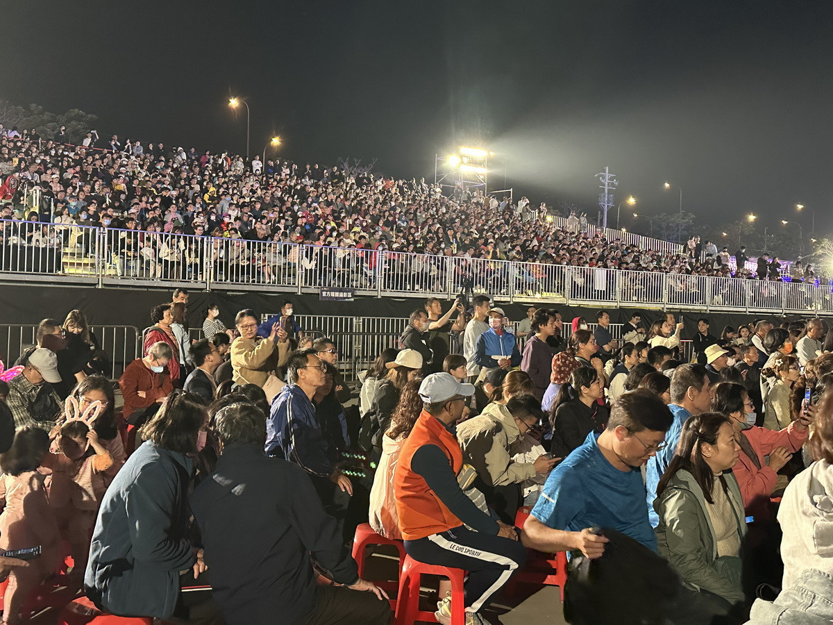 南投燈會高潮迭起　民歌年代風華夜氛圍沸騰