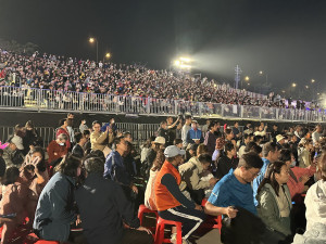 南投燈會民歌年代風華夜人潮湧入爭睹偶像座無虛席。（記者扶小萍攝）