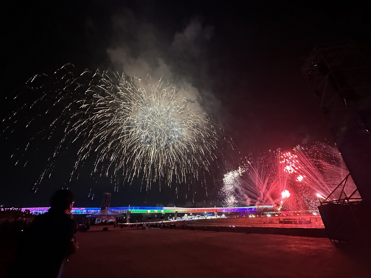 28日還有水舞與璀璨煙火。（記者扶小萍攝）