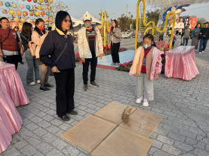 佛光山清德寺燈區歡迎來擲茭祈福結緣。（記者扶小萍攝）