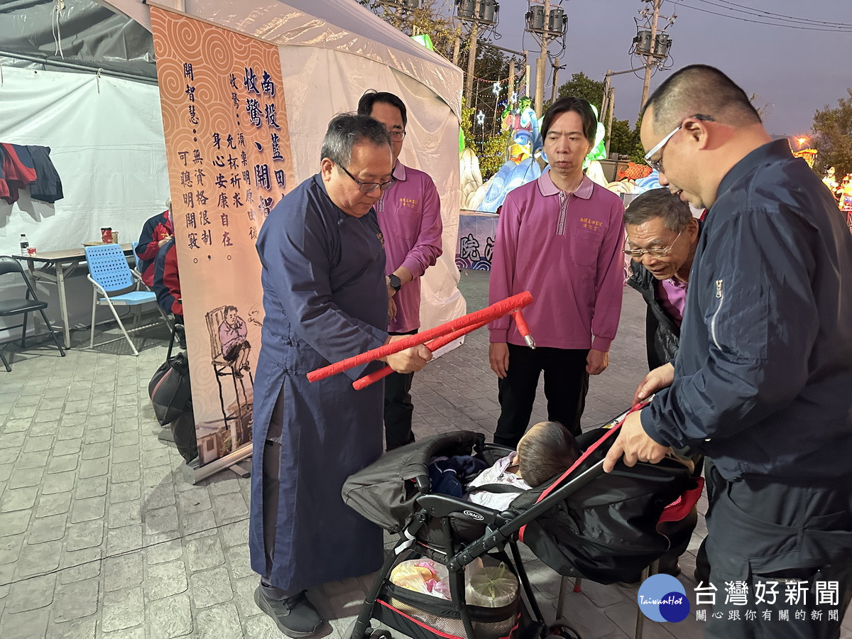 藍田書院為大眾收驚開智慧。(記者扶小萍攝)<br />