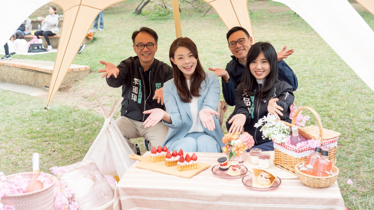 高虹安市長邀民眾走進新竹公園賞櫻。